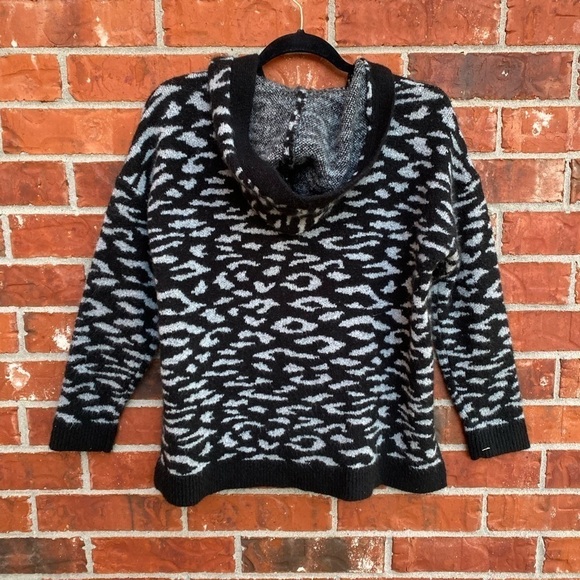 Rock & Republic Womens Large Gray Zebra Animal Printed Hooded Cropped Sweater - Picture 4 of 9